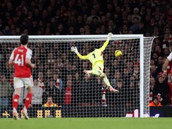 Bola yang terlalu tinggi gagal dijangkau Raya, dan akhirnya Arsenal kebobolan. Momen itu lantas jadi meme di media sosial. (Foto: Julian Finney/Getty Images)