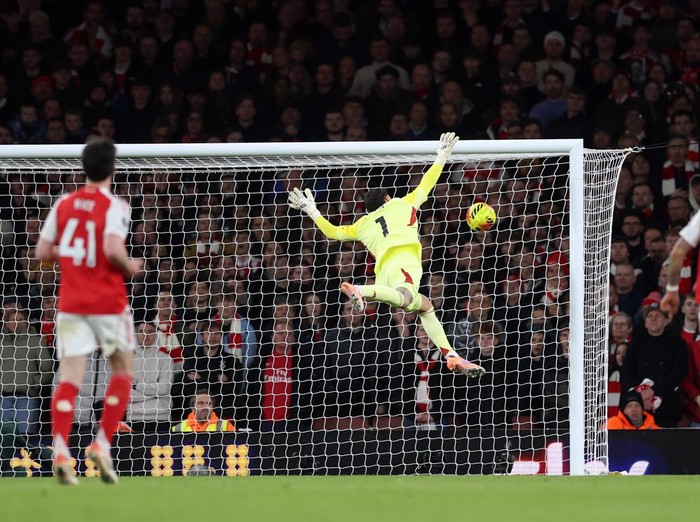 LONDON, ENGLAND - NOVEMBER 23: David Raya of Arsenal watches on as Richarlison (not pictured) of Tottenham Hotspur scores his team's first goal during the Premier League match between Arsenal and Tottenham Hotspur at Emirates Stadium on November 23, 2025 in London, England. (Photo by Julian Finney/Getty Images)