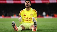 Meski kebobolan gol konyol, David Raya akhirnya tetap tertawa. Sebab Arsenal menang 4-1 atas rival sekotanya itu. (Foto: Julian Finney/Getty Images)