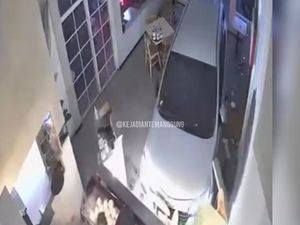 Viral Mobil Nyelonong Masuk Kafe di Bulu Temanggung