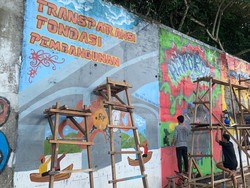 Siswa SMA di Malinau Bikin Mural Burung Enggang Gebuk Tikus Koruptor