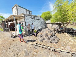 Langkah DLH Demak Ubah Sampah Plastik Jadi Eco Hex Brick untuk Pemecah Ombak