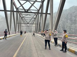 Personel Gabungan Pantau Semeru, Warga Diimbau Waspada