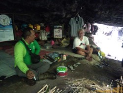Mbah Darmaji, Manusia Gua di Hutan Jombang Akhirnya Mau Direlokasi