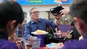 PM Keir Starmer Tinjau Welland Academy, Soroti Pentingnya Makanan Sekolah Gratis