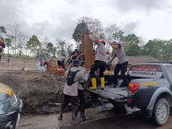 Polda Jatim Bantu Evakuasi Barang Berharga Warga Terdampak Semeru