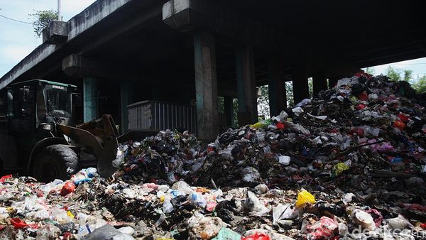Potret Gunungan Sampah di Kolong Tol Priok