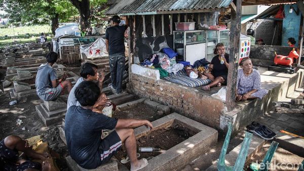 Potret Permukiman Padat yang Menyatu dengan Area Pemakaman di Jatinegara