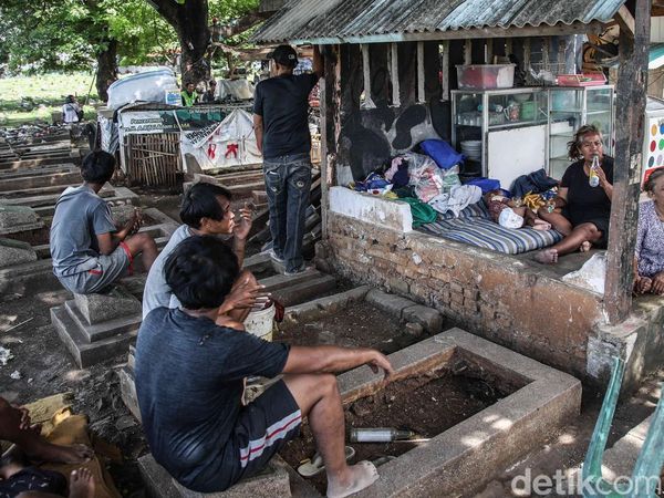 Potret Permukiman Padat yang Menyatu dengan Area Pemakaman di Jatinegara