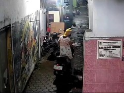 Pria Berdaster dan Berjilbab Terekam CCTV Curi Motor di Kota Mojokerto