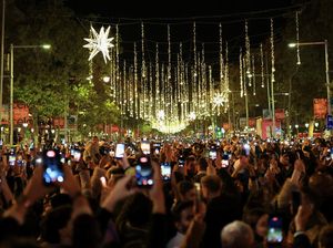 Ribuan Warga Saksikan Penyalaan Lampu Natal di Barcelona