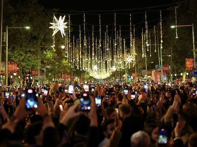 Ribuan Warga Saksikan Penyalaan Lampu Natal di Barcelona