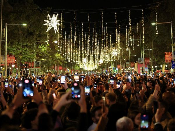 Ribuan Warga Saksikan Penyalaan Lampu Natal di Barcelona