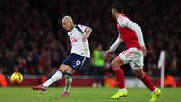 Richarlison sempat membobol gawang Arsenal dalam laga derby London Utara di Emirates Stadium, Minggu (23/11) malam WIB. Pemain Brasil itu mencetak gol dari tengah lapangan. Foto: Marc Atkins/Getty Images
