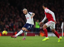 Richarlison sempat membobol gawang Arsenal dalam laga derby London Utara di Emirates Stadium, Minggu (23/11) malam WIB. Pemain Brasil itu mencetak gol dari tengah lapangan. Foto: Marc Atkins/Getty Images