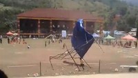 Heboh Bocah Nyaris Dihantam Tenda Terbang Saat Puting Beliung di Enrekang