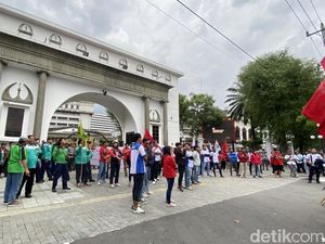 Buruh Semarang Demo di Balai Kota Tuntut Kenaikan UMK 19% dan UMSK 7%