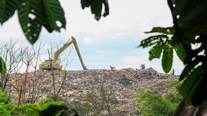 Rumah Hampir Terkubur Sampah, Warga Serpong Pilih Ngadu Langsung ke Prabowo