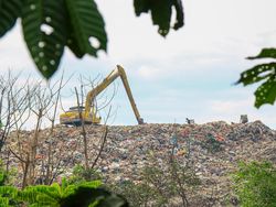 Video Derita Warga Tangsel: Rumah Hampir Terkubur Gunung Sampah