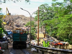 Video: Rumah Warga Serpong Hampir Tertimbun Gunungan Sampah
