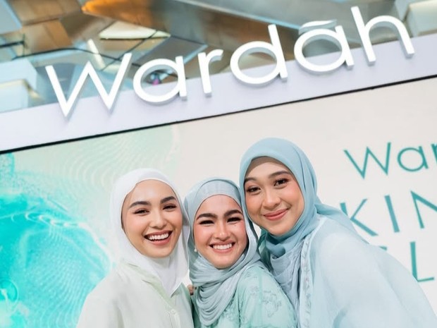 / Wardah meraih posisi teratas sebagai brand kosmetik paling ramah Muslim di dunia menurut laporan Salaam Gateway yang menilai inovasi, komitmen halal, dan jejak globalnya.