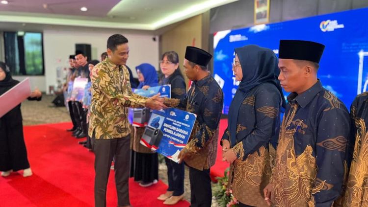 Guru Muda PIJAR 3T Siap Digitalisasi Kelas dengan Bantuan Laptop dan Proyektor