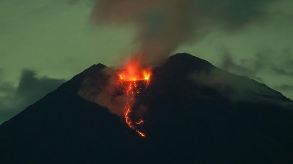 Aktivitas Semeru Meningkat, Lava Pijar Terlihat Jelas dari Pronojiwo