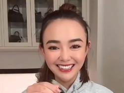 Gaya Kocak Amanda Manopo Pamer Tas Super Mini, Harganya Bikin Melongo