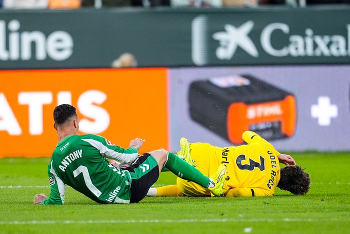 SEVILLA, SPAIN - NOVEMBER 23: Antony Dos Santos of Real Betis and Joel Roca of Girona FC in action during the Spanish league, LaLiga EA Sports, football match played between Real Betis and Girona FC at La Cartuja stadium on November 23, 2025, in Sevilla, Spain. (Photo By Joaquin Corchero/Europa Press via Getty Images)