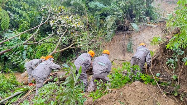 Brimob Polda Sumut Terjun Bantu Tangani Longsor di Tapsel