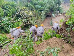 Brimob Polda Sumut Terjun Bantu Tangani Longsor di Tapsel