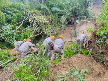 Brimob Polda Sumut Terjun Bantu Tangani Longsor di Tapsel