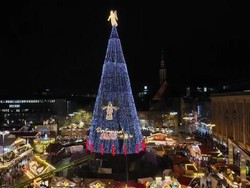 Video: Penampakan Pohon Natal Setinggi 45 Meter di Dortmund