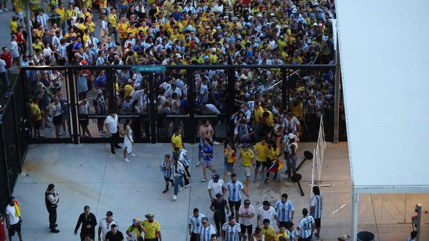 MIAMI GARDENS, FLORIDA - JULY 14: Large crowds of fans try to enter the stadium amid disturbances prior the CONMEBOL Copa America 2024 Final match between Argentina and Colombia at Hard Rock Stadium on July 14, 2024 in Miami Gardens, Florida. (Photo by Megan Briggs/Getty Images)