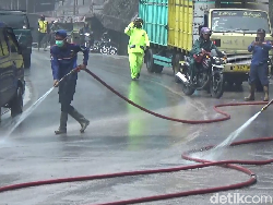 Damkar Bersihkan Abu Tebal Semeru di Jalan Raya Lumajang-Malang