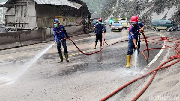 Petugas Damkar Bersihkan Material Vulkanik Semeru di Jalur Lumajang-Malang