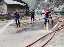 Petugas Damkar Bersihkan Material Vulkanik Semeru di Jalur Lumajang-Malang