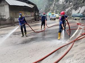 Petugas Damkar Bersihkan Material Vulkanik Semeru di Jalur Lumajang-Malang
