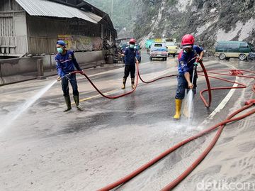 Petugas Damkar Bersihkan Material Vulkanik Semeru di Jalur Lumajang-Malang