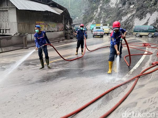 Petugas Damkar Bersihkan Material Vulkanik Semeru di Jalur Lumajang-Malang