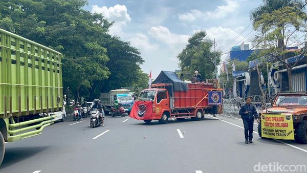 Demo Truk ODOL di Surabaya Hambat Jalan Frontage Ahmad Yani