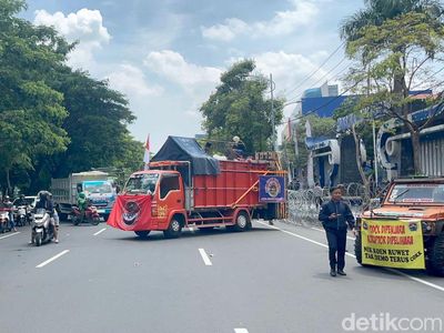 Demo Truk ODOL di Surabaya Hambat Jalan Frontage Ahmad Yani