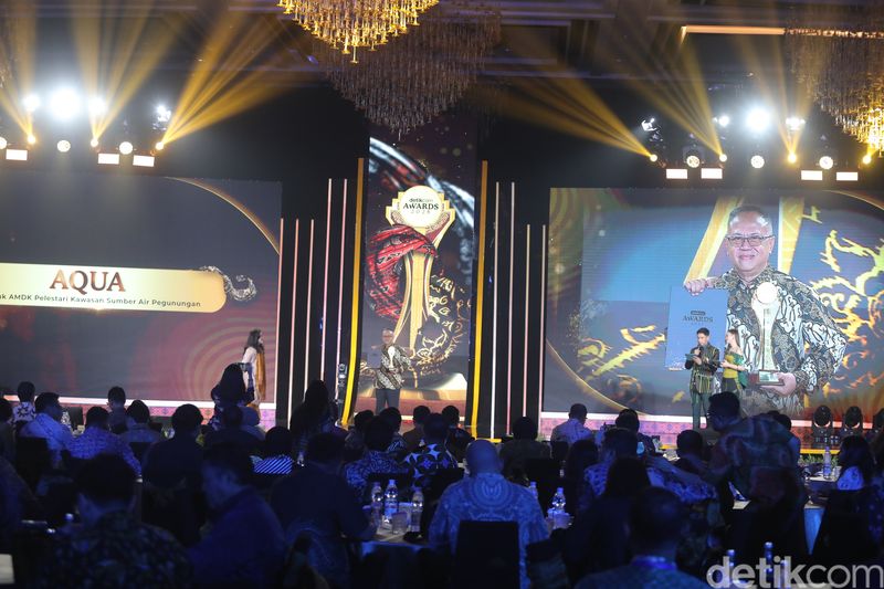 AQUA Raih Penghargaan Produk AMDK Pelestari Kawasan Sumber Air Pegunungan