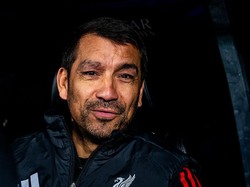 Van Bronckhorst Bakal Latih Timnas Indonesia? Ini Respons Erick