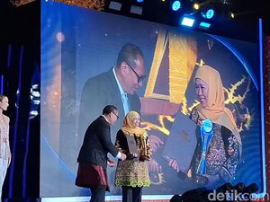 Raih detikcom Awards 2025, Khofifah Paparkan Capaian Transportasi-Ekonomi Jatim
