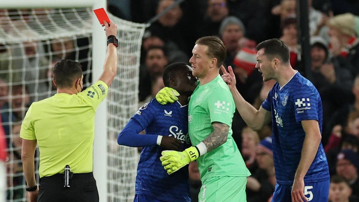 Idrissa Gueye dan Michael Keane terlibat cekcok dalam laga Manchester United vs Everton (Foto: REUTERS/Phil Noble)