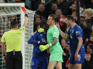 Video Kartu Merah Aneh di Laga MU Vs Everton: Ribut Sama Teman Sendiri