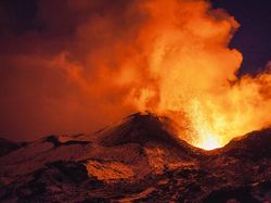 Video: Melihat dari Dekat Semburan Lava Gunung Berapi Setinggi 120 Meter