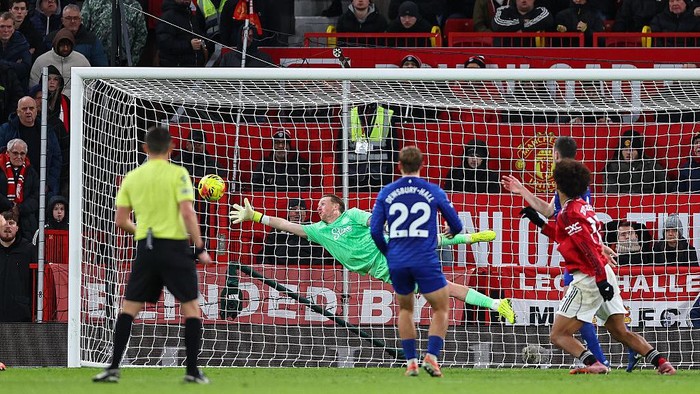 MANCHESTER, ENGLAND - NOVEMBER 24:  Jordan Pickford of Everton celebrates at the final whistle during the Premier League match between Manchester United and Everton at Old Trafford on November 24, 2025 in Manchester, United Kingdom. (Photo by Richard Martin-Roberts - CameraSport via Getty Images)