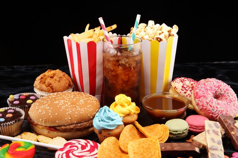 Efek samping kebanyakan makan junk food bisa picu depresi.